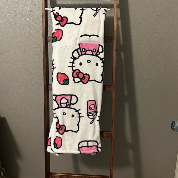 Hello Kitty Strawberry Blanket - Picture 2 of 3